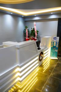 een witte bank in een kamer met verlichting bij dagkent plus suit in Tokat