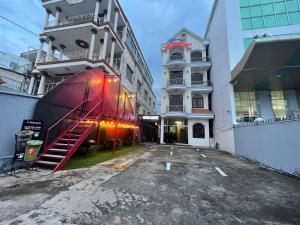 an empty parking lot in front of a building at Kh&aacute;ch sạn Mekong Star in Vĩnh Long