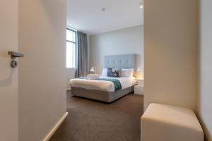 Axis Luxury Apartments by Century City Hotels في كيب تاون: غرفة نوم بسرير ونافذة