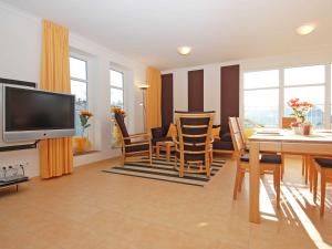 sala de estar con mesa y comedor en Dünenresidenz Königin Augusta - Apt. 20 en Binz