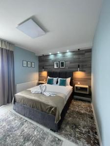 een slaapkamer met een groot bed in een kamer bij VOYAGE CUBIC Adults Only in Sibiu