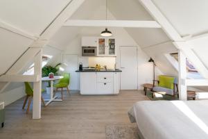 a room with a kitchen and a bed and a table at Well Thirteen by Romy&Travis in Bruges