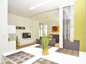 una sala da pranzo e un soggiorno con tavolo e sedie di Dünenresort Binz - Apt. 1.8 a Binz