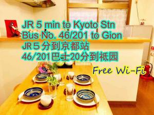 Una imagen de una mesa con platos encima. en Kyoto Nijo Traditional House, en Kioto