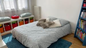 - une chambre avec un lit et des oreillers dans l'établissement Maison entière au calme à Saint-Max/Nancy, à Saint-Max