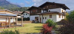 ein Haus mit einem Rasenplatz davor in der Unterkunft Chalet Tirol Waidring in Waidring