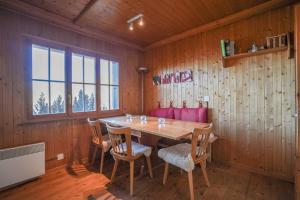 een eetkamer met een houten tafel en stoelen bij Chalet Mungg in Bettmeralp