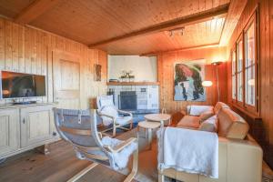 - un salon avec un canapé et une chaise dans l'établissement Chalet Mungg, à Bettmeralp