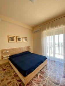 ノートにあるCasa Vacanze Val di Notoの窓付きのベッドルーム1室(青いベッド1台付)