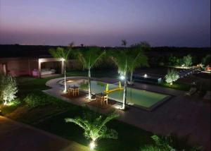 - une vue sur la piscine la nuit dans l'établissement RIAD - Jnan Bnati - Pool, à Marrakech