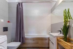 Ett badrum på FIRST -- Green Żoliborz apartment 1