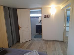 een slaapkamer met een deur naar een badkamer bij Au bon temps in Coutras