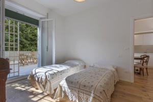 Rúm í herbergi á Apt w/Terrace 10 min walk from Piazza S.Stefano