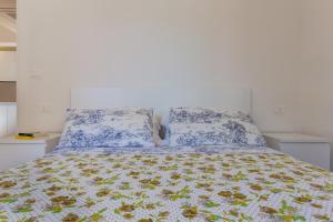 Rúm í herbergi á Apt w/Terrace 10 min walk from Piazza S.Stefano