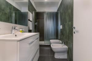 Baðherbergi á Apt w/Terrace 10 min walk from Piazza S.Stefano