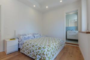 Rúm í herbergi á Apt w/Terrace 10 min walk from Piazza S.Stefano