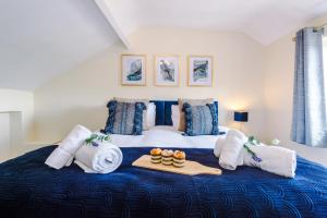 a bedroom with a large bed with towels on it at Charming 3-Bed cottage in Chester, ideal for Families & Workers, FREE Parking - Sleeps 7 in Chester
