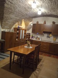 una cucina e una sala da pranzo con tavolo e sedie in legno di Casa vacanza Todi Antica a Todi