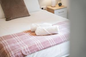Ένα ή περισσότερα κρεβάτια σε δωμάτιο στο Birtin Works Apartments - Brand New - City Centre