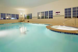 uma grande piscina com banheira em Holiday Inn Express Georgetown, an IHG Hotel em Georgetown