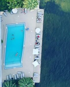 una vista aérea de una piscina junto a un lago en Amazing Studio Beach Walking Distance! 26B, en Hallandale Beach