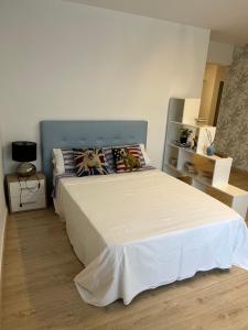 ein Schlafzimmer mit einem großen Bett mit blauem Kopfteil in der Unterkunft CORNELIA´S HOME 1A playa in Los Cristianos