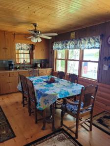 cocina y comedor con mesa y sillas en Butler's Bay Cottage cottage, en Hayward