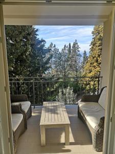 - une terrasse couverte avec 2 canapés et une table basse dans l'établissement Apartment Nada 2, à Malinska