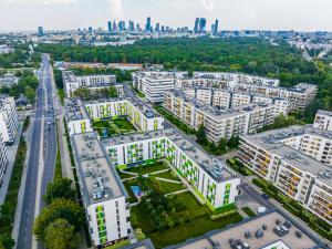 una vista aérea de una ciudad con edificios en FIRST -- Green Żoliborz apartment 1, en Varsovia