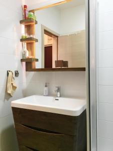 ein Bad mit einem Waschbecken und einem Spiegel in der Unterkunft Apartmani Šišava Apt. Nancy in Vlasic