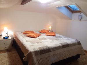 ein Schlafzimmer mit einem Bett mit zwei Kissen darauf in der Unterkunft Apartmani Šišava Apt. Nancy in Vlasic