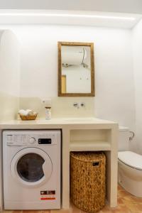 Un baño con lavadora y lavabo. en Casa Familiar en pleno Casco Antiguo de Altea, en Altea