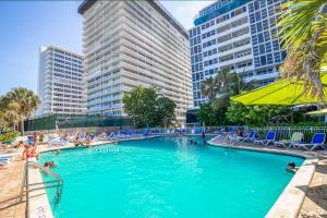 een zwembad in een stad met hoge gebouwen bij Perfect Panorama - #905B in Fort Lauderdale