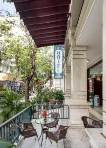 Un patio con sillas y una mesa en el balcón. en La Bonita Hotel and Apartments en Ho Chi Minh