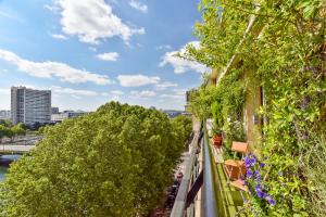 Foto dalla galleria di Eiffel Tower Mirabeau Bridge's Eagle sight a Parigi