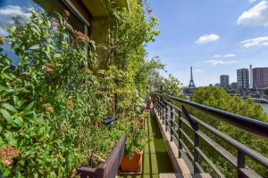 Foto dalla galleria di Eiffel Tower Mirabeau Bridge's Eagle sight a Parigi