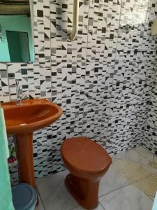 y baño con lavabo de madera y aseo. en Casa São Thomé, en São Thomé das Letras