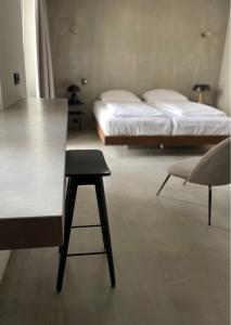 a room with a table and a bed and a chair at Hotel Mons am Goetheplatz in Munich