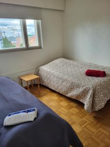 1 dormitorio con 2 camas y ventana en Large apartment with 4 bedrooms, central location, en Tampere