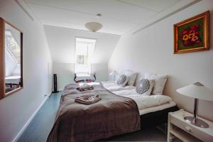 ein Schlafzimmer mit einem großen Bett in einem Zimmer in der Unterkunft Pederstrup Bed and Breakfast in Torrig