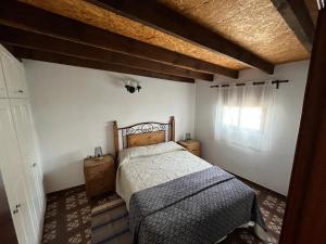 a bedroom with a bed and a window at Casa Luis Pico in Granadilla de Abona