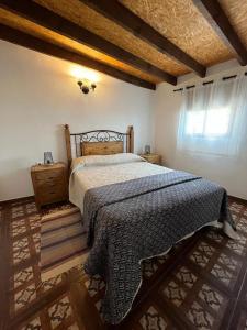 um quarto com uma cama grande e uma janela em Casa Luis Pico em Granadilla de Abona
