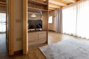 ein Wohnzimmer mit einem großen Flachbild-TV in der Unterkunft Plan Chalet St Antoni in Livigno