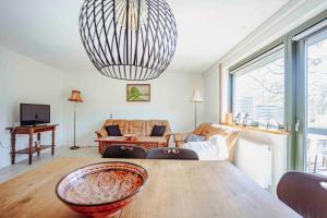 Pederstrup Bed and Breakfast في Torrig: غرفة معيشة مع أريكة وطاولة