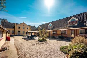 una casa con un patio frente a ella en Pederstrup Bed and Breakfast, en Torrig