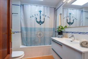 baño con lavabo y cortina de ducha en LAS CALAS Nice apartment near the sea., en Portopetro