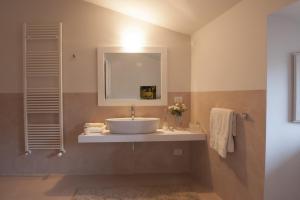 奥维多马纳斯公寓的浴室里有洗手池和镜子