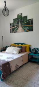 1 dormitorio con 1 cama y una pintura en la pared en Chambre cosy entre mer et montagne, en Ascain