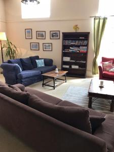 uma sala de estar com um sofá e uma mesa em The Stables at Henham Park em Southwold