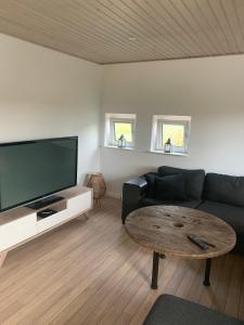 uma sala de estar com um sofá e uma mesa de centro em Casa Markskellet, Billund - hygge og leg for alle em Billund